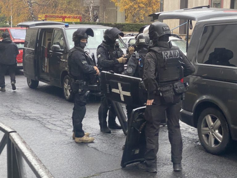 Un homme suicidaire retranché, le RAID intervient.