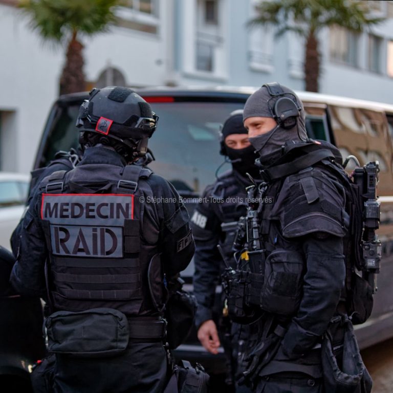 Seine-et-Marne : le RAID intervient à Saint-Mammès et maîtrise un forcené armé.