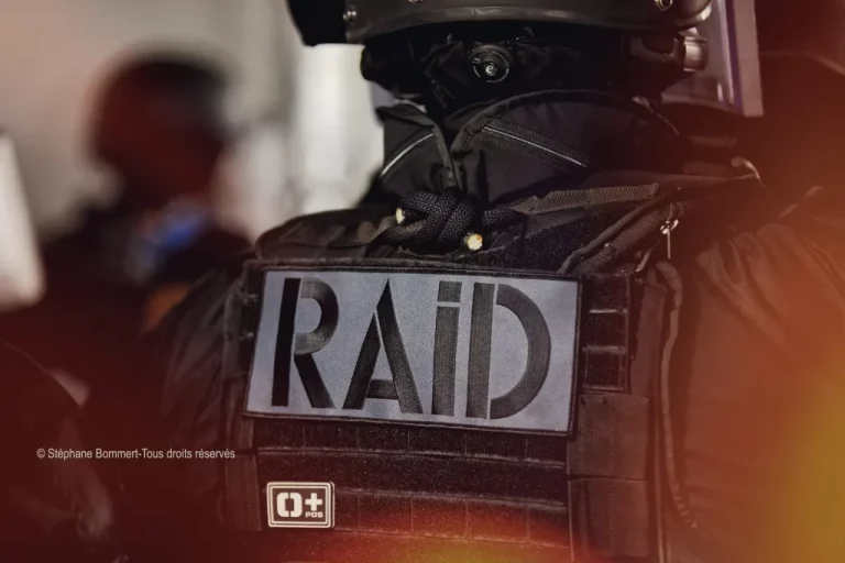 Côtes-d&rsquo;Armor. Armes, drogue, vols : quinze hommes du RAID interpellent deux mineurs à Lannion.