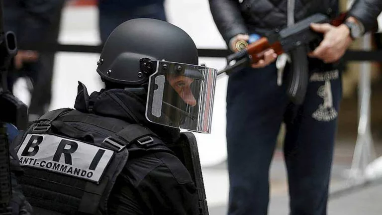 Il était retranché chez lui armé d’un fusil : la police tire sur un homme soupçonné de violences, le forcené venait d&rsquo;ouvrir le feu