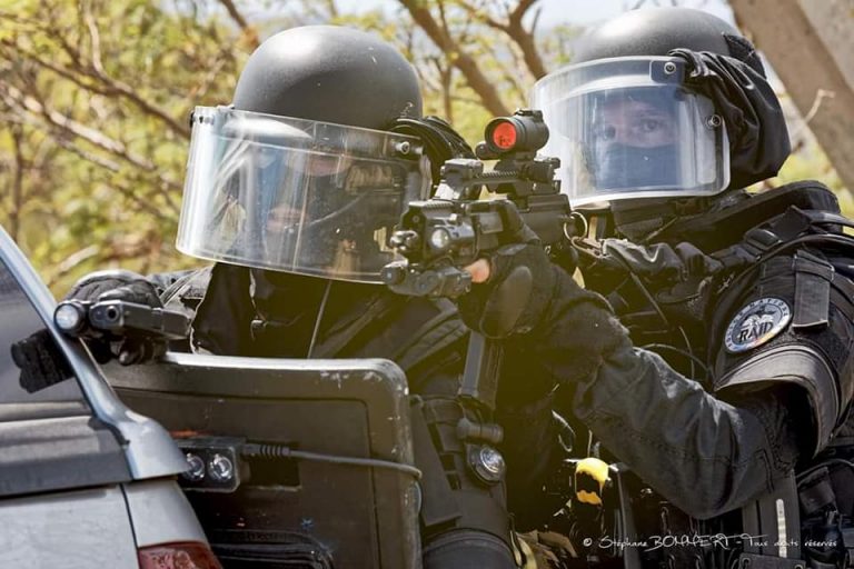 Intervention du RAID à Nouméa pour neutraliser un homme armé.
