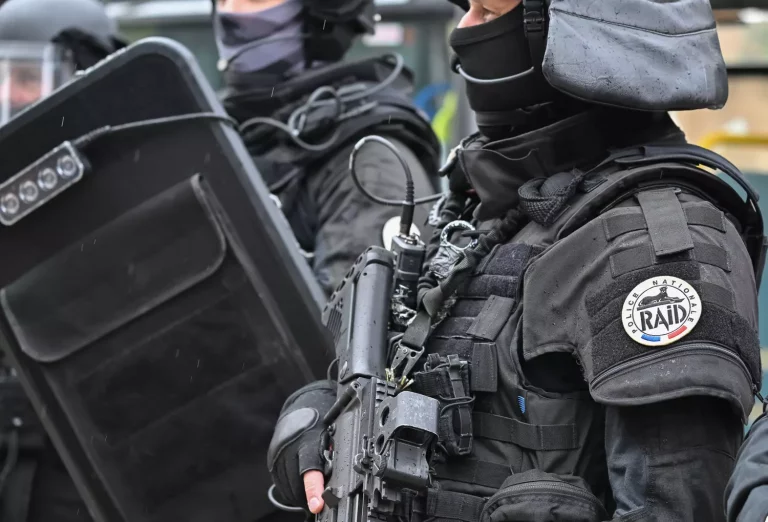 Côte-d&rsquo;Or : un homme tué et un policier du RAID blessé lors d&rsquo;un échange de tirs, trois interpellations.