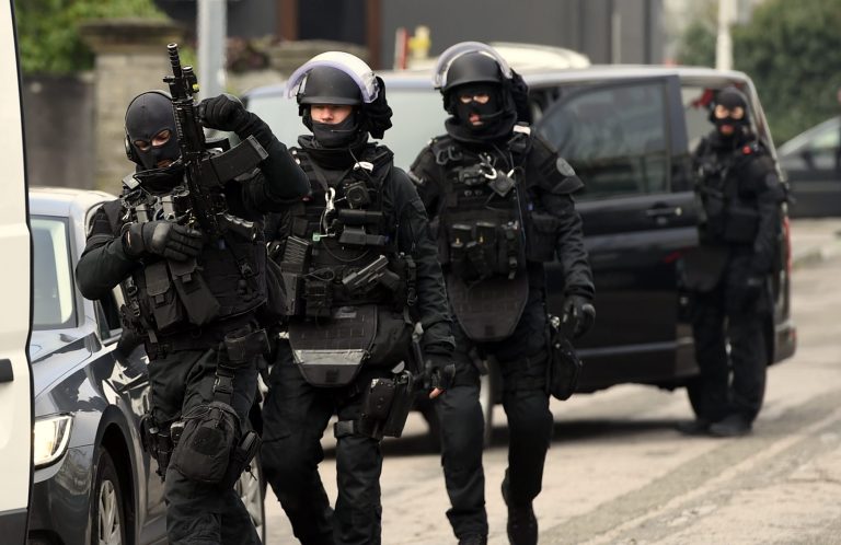 Grenoble : retranché dans son appartement avec un enfant, un homme interpellé par le RAID.