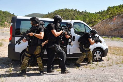L’individu retranché à Cagnes-sur-Mer interpellé par le RAID ce lundi soir.