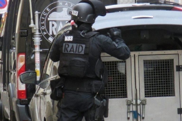 Le RAID déployé pour une intervention, une arme de guerre découverte.