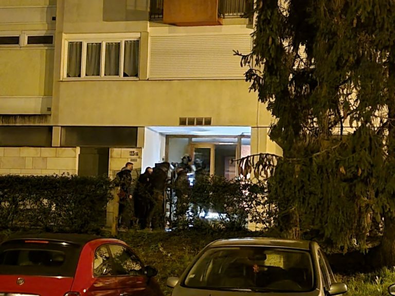 Le RAID intervient pour interpeller un homme armé retranché chez lui.