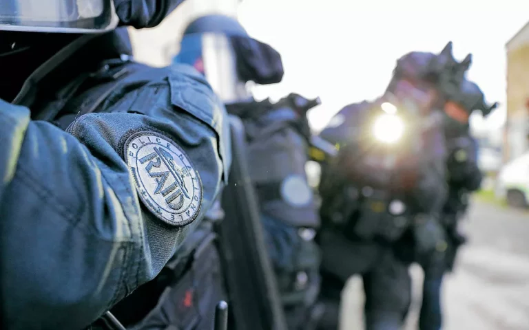 À Lorient, un homme interpellé par le RAID à son domicile.