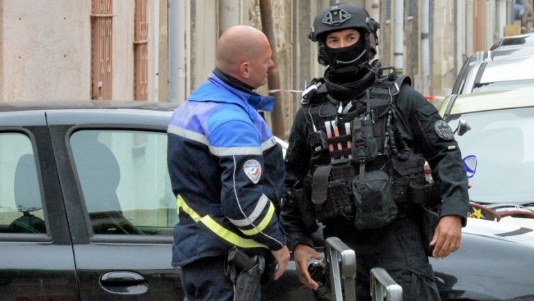 Un homme retranché chez lui menace de faire exploser le quartier avec des bouteilles de gaz, le RAID désamorce la situation et obtient la reddition du forcené.