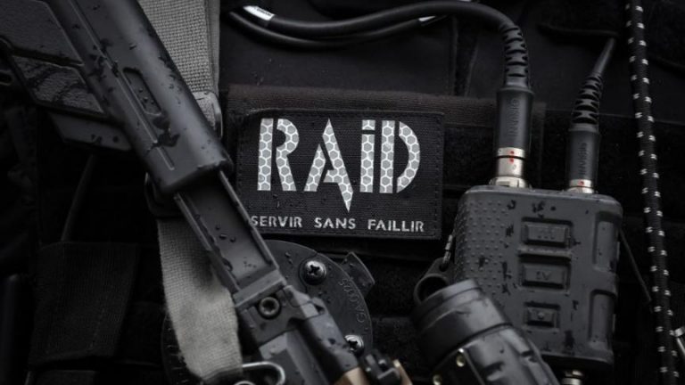 Une femme menacée par un voisin armé pour des nuisances sonores, le RAID intervient.