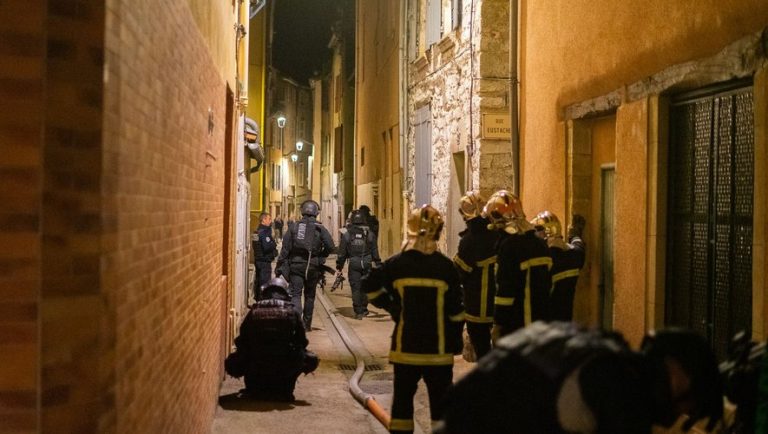 Millau Les policiers du RAID interviennent en centre-ville.