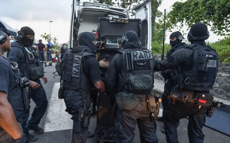 Menace terroriste, le RAID mobilisé ce matin. Arrestation d’un homme qui menaçait de décapiter des passagers à Gillot.