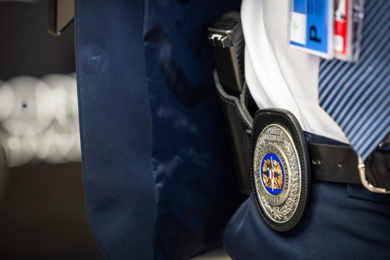 Sommet sur l&rsquo;océan : à Nice, les policiers du service de la protection sur le pont pour assurer la sécurité des délégations.