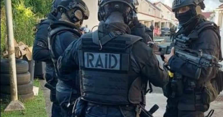 Une femme et deux enfants pris en otage au Lamentin : un forcené abattu par le RAID.