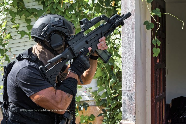 Un homme muni d’une hache sème la panique dans un quartier de Bordeaux, la police toujours à sa recherche.