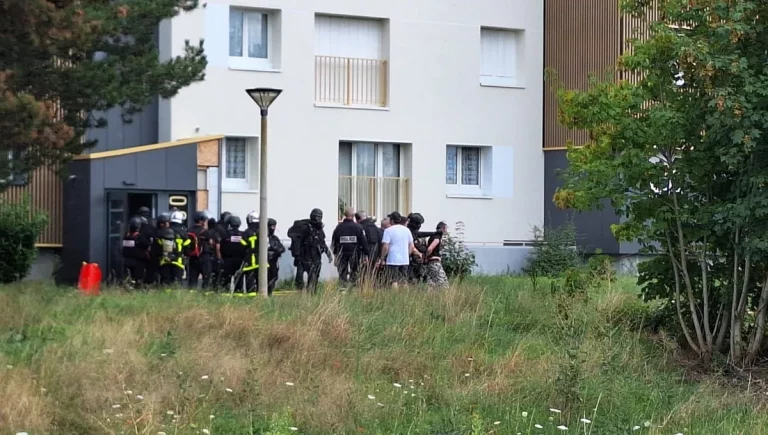 L&rsquo;homme retranché dans un immeuble à Cléon a été interpellé par le RAID.
