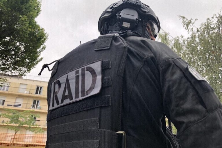 Faux « Dany Boon », coup de feu et tentative de meurtre : pourquoi le RAID est intervenu à Melun ?