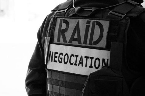 Dernière minute : retranché à Sète, un forcené tire sur les policiers, le RAID est engagé.