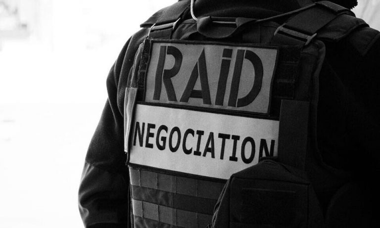 Dernière minute : retranché à Sète, un forcené tire sur les policiers, le RAID est engagé.