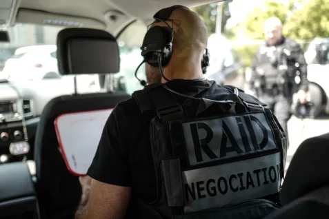 « Envoyer les copains au casse-pipe à cause d’une négociation échouée, ce n’est pas facile » : chef des négociateurs du RAID, il raconte ses interventions marquantes.