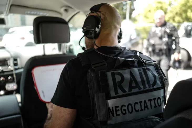 « Envoyer les copains au casse-pipe à cause d’une négociation échouée, ce n’est pas facile » : chef des négociateurs du RAID, il raconte ses interventions marquantes.