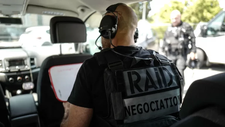 « Envoyer les copains au casse-pipe à cause d&rsquo;une négociation échouée, ce n&rsquo;est pas facile » : chef des négociateurs du RAID, il raconte ses interventions marquantes.