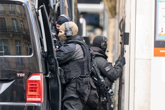 À Bordeaux, un jeune homme violent envers son ex-compagne nécessite l’intervention du RAID.
