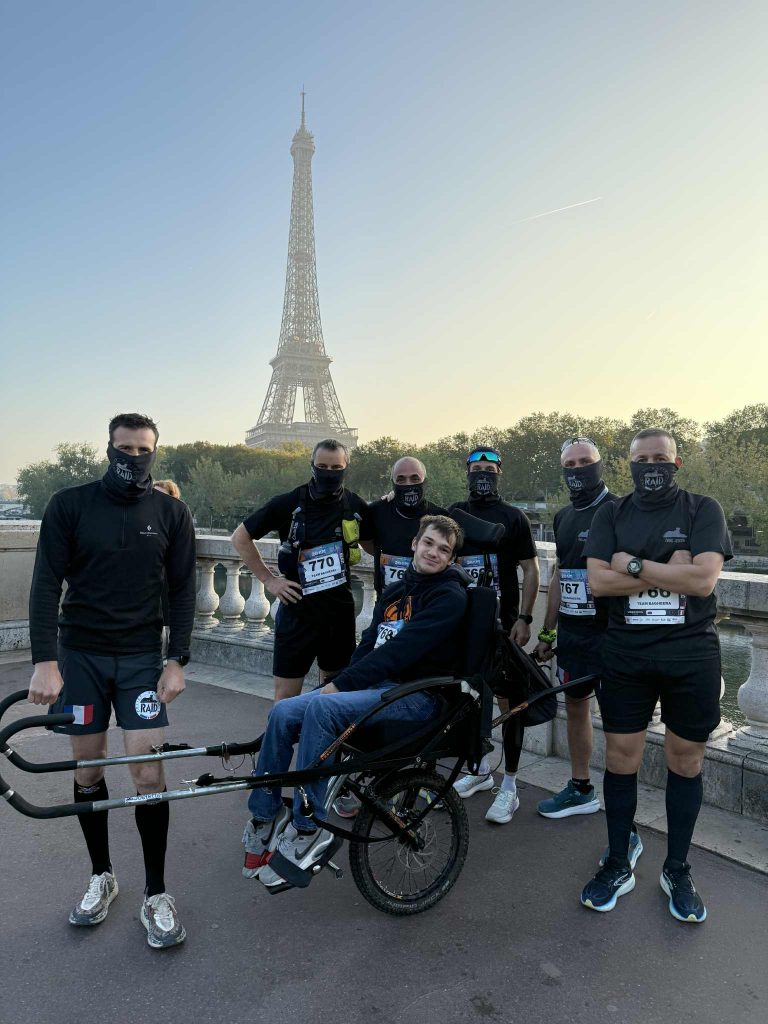 Unis pour courir, unis pour sourire : la belle aventure des 20 km de Paris entre Mathias et le RAID.