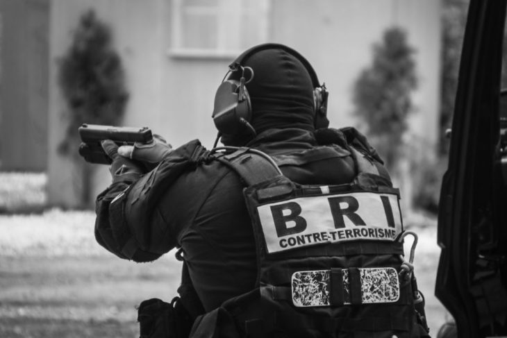 Un homme suspecté d’avoir séquestré son ex-conjointe après avoir tué son nouveau compagnon, dans le Val-de-Marne.