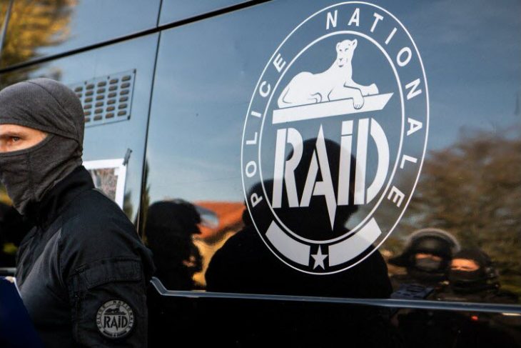 Fusillade à Romans-sur-Isère : un homme blessé par balle en centre-ville, le RAID arrête un suspect retranché.