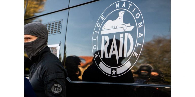 Fusillade à Romans-sur-Isère : un homme blessé par balle en centre-ville, le RAID arrête un suspect retranché.
