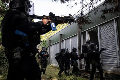 Corps calciné retrouvé dans le Gard : huit personnes interpellées par le RAID.