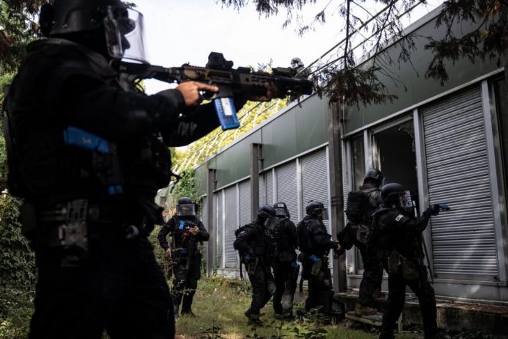 Corps calciné retrouvé dans le Gard : huit personnes interpellées par le RAID.