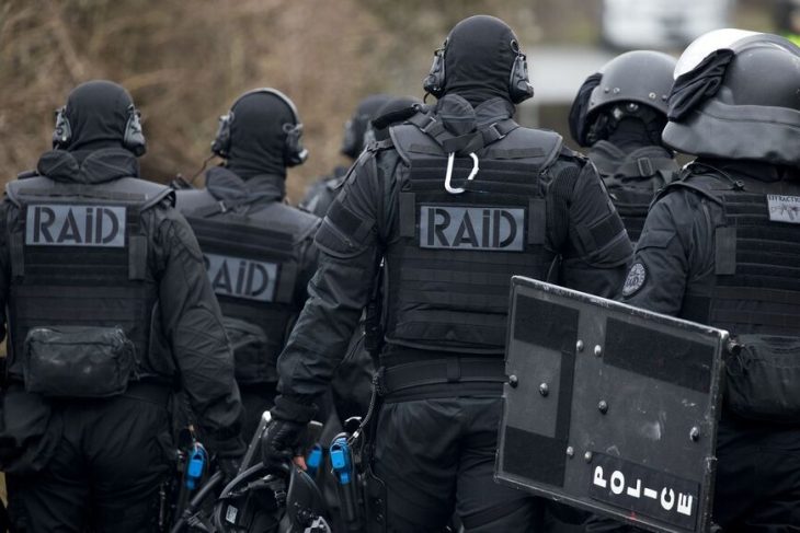 Vendée : un homme interpellé par le RAID pour des menaces de mort, des armes retrouvées à son domicile.