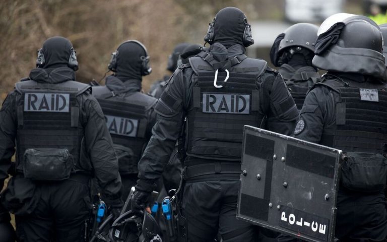 Vendée : un homme interpellé par le RAID pour des menaces de mort, des armes retrouvées à son domicile.