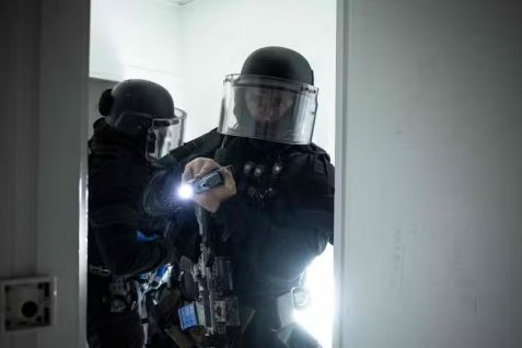 Agen : appuyés par l’unité du RAID, les policiers mettent la main sur une grande quantité d’armes.