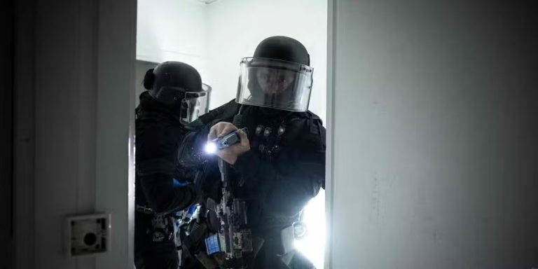 Agen : appuyés par l’unité du RAID, les policiers mettent la main sur une grande quantité d’armes.