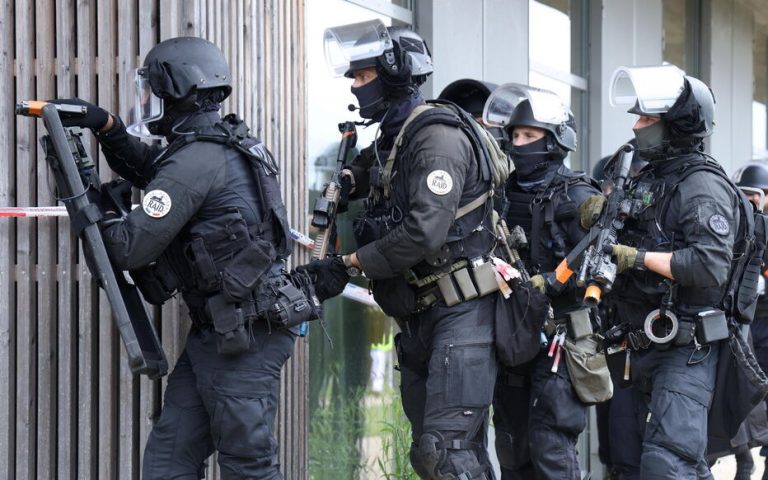 Essonne : il provoque l’intervention du RAID en narguant les policiers, « ils ont oublié de me prendre un fusil ».