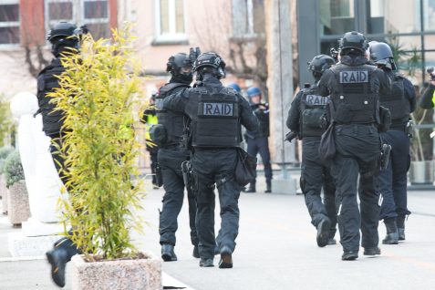 Il poignarde un policier et se retranche : le RAID donne l’assaut