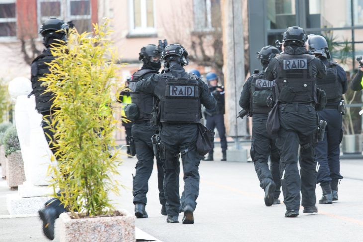 Il poignarde un policier et se retranche : le RAID donne l’assaut