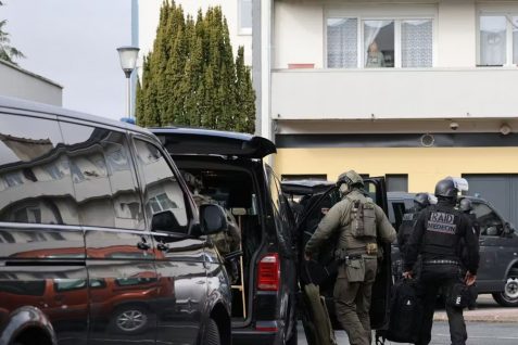 A Châteauroux, un homme retranché dans un immeuble gravement blessé lors de l’intervention de la police.