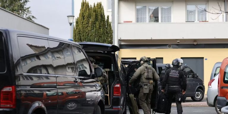 A Châteauroux, un homme retranché dans un immeuble gravement blessé lors de l’intervention de la police.