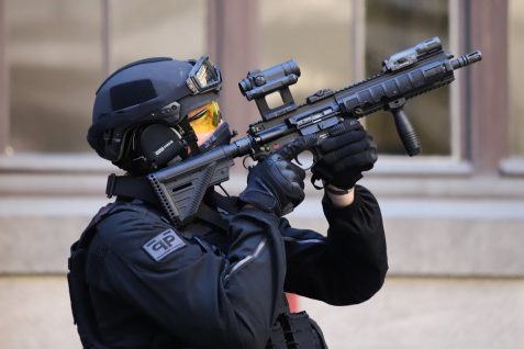 Paris : un jeune homme se retranche chez lui et menace de se suicider avec ses armes dans le 16e arrondissement, la BRI mobilisée.