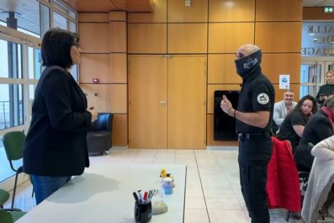 « Vous ne me dites pas de me calmer » : quand le RAID forme des agents municipaux à la gestion des citoyens agressifs.