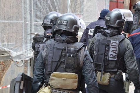 Le RAID intervient en centre-ville d’Agde : un schizophrène d’une quarantaine d’années retranché chez lui a été maîtrisé par les policiers.