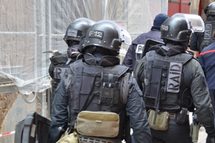 Le RAID intervient en centre-ville d’Agde : un schizophrène d’une quarantaine d’années retranché chez lui a été maîtrisé par les policiers.