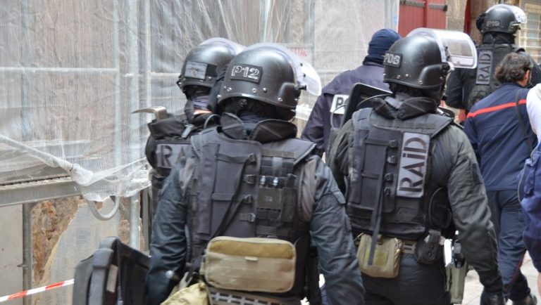 Le RAID intervient en centre-ville d’Agde : un schizophrène d’une quarantaine d’années retranché chez lui a été maîtrisé par les policiers.