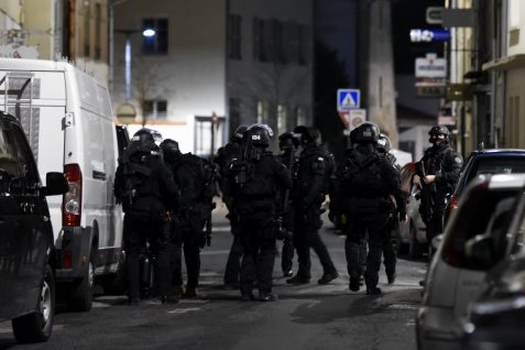 Atteint de Gilles-de-la-Tourette, il est violemment agressé dans un restaurant : le RAID interpelle trois individus.