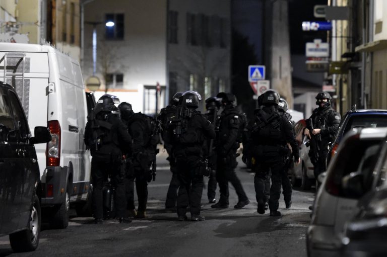 Atteint de Gilles-de-la-Tourette, il est violemment agressé dans un restaurant : le RAID interpelle trois individus.