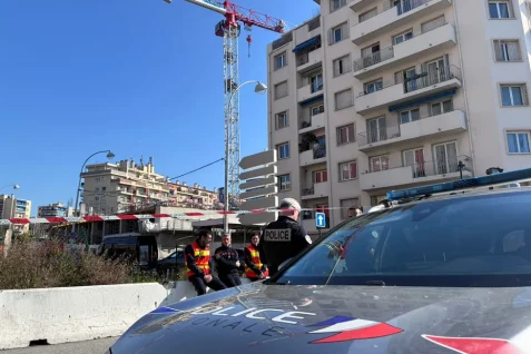 Deux femmes retranchées dans une grue à Nice, elles réclament un logement social : le RAID est intervenu.