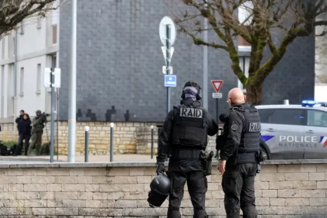 Coup de filet de la police avec le RAID de Bordeaux dans plusieurs quartiers de Châtellerault et Poitiers pour frapper un réseau de drogue.